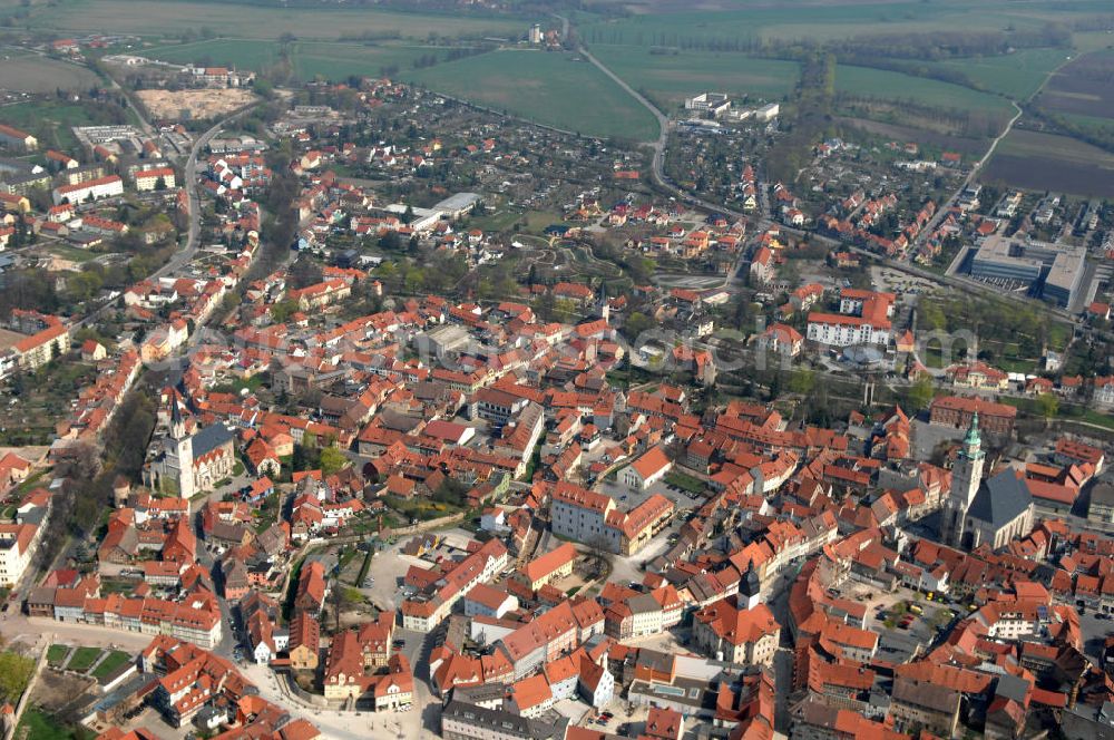 Bad Langensalza from the bird's eye view: Blick über Bad Langensalza im Unstrut-Hainich-Kreis, die zweitgrößte Stadt im Kreis. Die Stadt wurde im 9. Jh. gegründet, durch sie fließt der Fluß Salza. Bad Langensalza hat ca. 18.296 Einwohner. Bemerkenswert ist die zum Großteil restaurierte Altstadt. Kontakt: Marktstraße 1, 99947 Bad Langensalza,