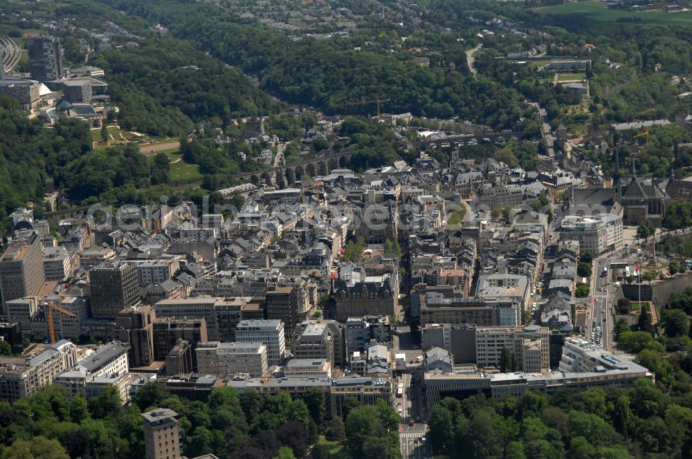 LUXEMBURG from above - Die Stadt Luxemburg (frz. Luxembourg, lux. Lëtzebuerg) ist Hauptstadt und gleichzeitig die größte Stadt des Großherzogtums Luxemburg. Sie ist Verwaltungssitz des gleichnamigen Distrikts und Kantons. Luxemburg ist ein bedeutender Finanzplatz als zugleich dritter Regierungssitz der Europäischen Union.