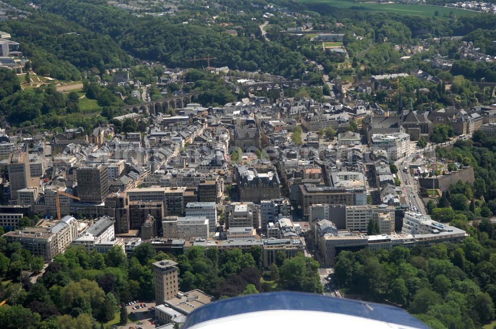 LUXEMBURG from the bird's eye view: Die Stadt Luxemburg (frz. Luxembourg, lux. Lëtzebuerg) ist Hauptstadt und gleichzeitig die größte Stadt des Großherzogtums Luxemburg. Sie ist Verwaltungssitz des gleichnamigen Distrikts und Kantons. Luxemburg ist ein bedeutender Finanzplatz als zugleich dritter Regierungssitz der Europäischen Union.