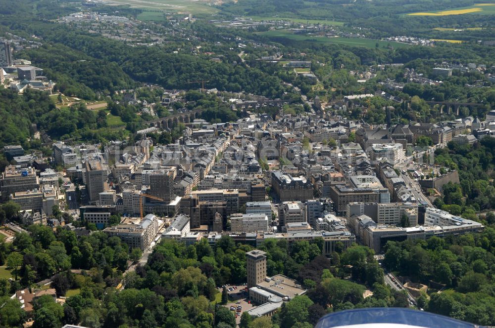 Aerial image LUXEMBURG - Die Stadt Luxemburg (frz. Luxembourg, lux. Lëtzebuerg) ist Hauptstadt und gleichzeitig die größte Stadt des Großherzogtums Luxemburg. Sie ist Verwaltungssitz des gleichnamigen Distrikts und Kantons. Luxemburg ist ein bedeutender Finanzplatz als zugleich dritter Regierungssitz der Europäischen Union.