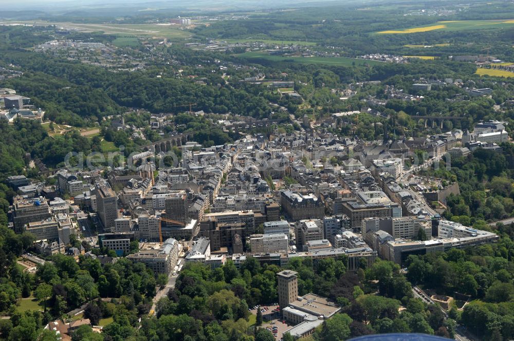 Aerial photograph LUXEMBURG - Die Stadt Luxemburg (frz. Luxembourg, lux. Lëtzebuerg) ist Hauptstadt und gleichzeitig die größte Stadt des Großherzogtums Luxemburg. Sie ist Verwaltungssitz des gleichnamigen Distrikts und Kantons. Luxemburg ist ein bedeutender Finanzplatz als zugleich dritter Regierungssitz der Europäischen Union.