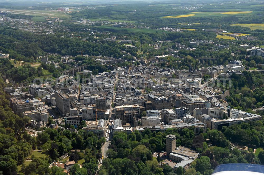 LUXEMBURG from above - Die Stadt Luxemburg (frz. Luxembourg, lux. Lëtzebuerg) ist Hauptstadt und gleichzeitig die größte Stadt des Großherzogtums Luxemburg. Sie ist Verwaltungssitz des gleichnamigen Distrikts und Kantons. Luxemburg ist ein bedeutender Finanzplatz als zugleich dritter Regierungssitz der Europäischen Union.