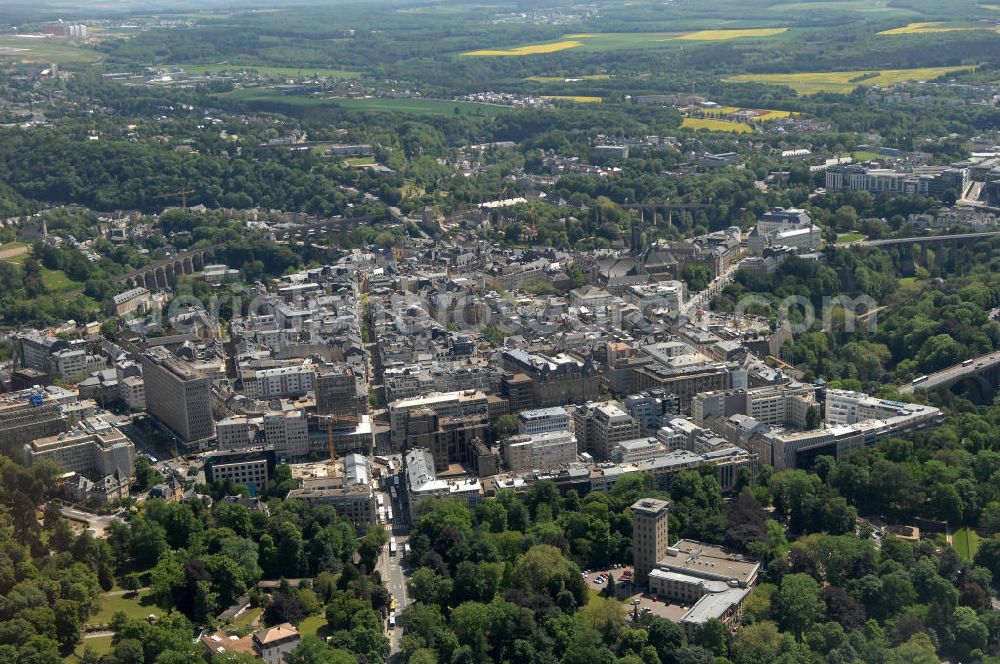 LUXEMBURG from the bird's eye view: Die Stadt Luxemburg (frz. Luxembourg, lux. Lëtzebuerg) ist Hauptstadt und gleichzeitig die größte Stadt des Großherzogtums Luxemburg. Sie ist Verwaltungssitz des gleichnamigen Distrikts und Kantons. Luxemburg ist ein bedeutender Finanzplatz als zugleich dritter Regierungssitz der Europäischen Union.