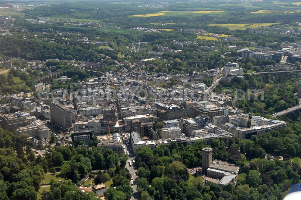 Aerial image LUXEMBURG - Die Stadt Luxemburg (frz. Luxembourg, lux. Lëtzebuerg) ist Hauptstadt und gleichzeitig die größte Stadt des Großherzogtums Luxemburg. Sie ist Verwaltungssitz des gleichnamigen Distrikts und Kantons. Luxemburg ist ein bedeutender Finanzplatz als zugleich dritter Regierungssitz der Europäischen Union.