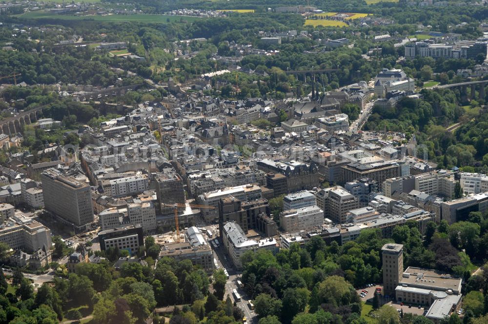 Aerial photograph LUXEMBURG - Die Stadt Luxemburg (frz. Luxembourg, lux. Lëtzebuerg) ist Hauptstadt und gleichzeitig die größte Stadt des Großherzogtums Luxemburg. Sie ist Verwaltungssitz des gleichnamigen Distrikts und Kantons. Luxemburg ist ein bedeutender Finanzplatz als zugleich dritter Regierungssitz der Europäischen Union.