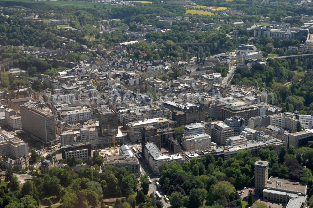 LUXEMBURG from above - Die Stadt Luxemburg (frz. Luxembourg, lux. Lëtzebuerg) ist Hauptstadt und gleichzeitig die größte Stadt des Großherzogtums Luxemburg. Sie ist Verwaltungssitz des gleichnamigen Distrikts und Kantons. Luxemburg ist ein bedeutender Finanzplatz als zugleich dritter Regierungssitz der Europäischen Union.