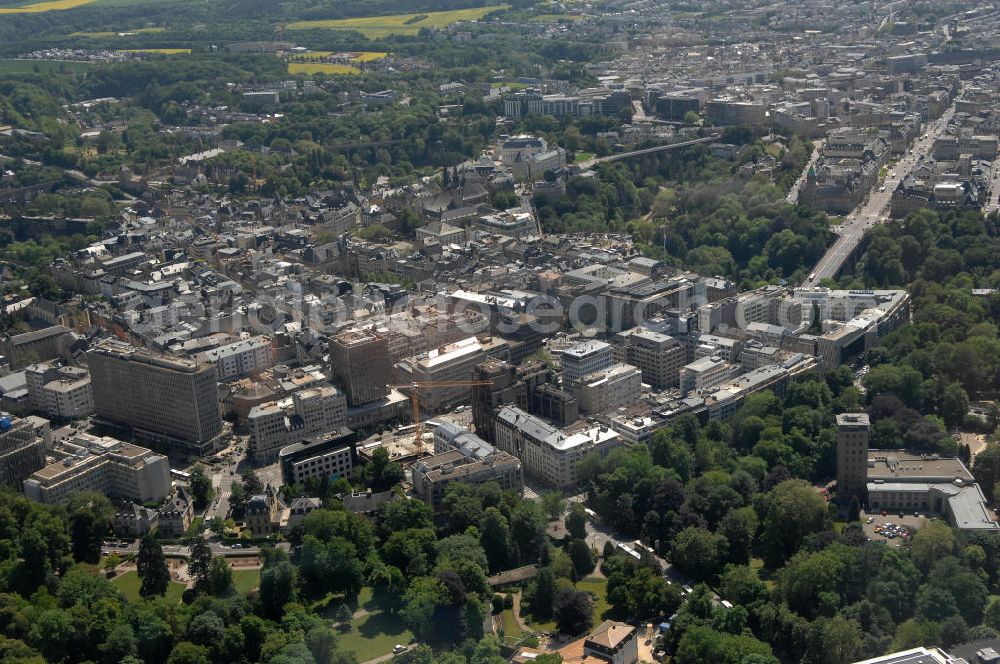 LUXEMBURG from the bird's eye view: Die Stadt Luxemburg (frz. Luxembourg, lux. Lëtzebuerg) ist Hauptstadt und gleichzeitig die größte Stadt des Großherzogtums Luxemburg. Sie ist Verwaltungssitz des gleichnamigen Distrikts und Kantons. Luxemburg ist ein bedeutender Finanzplatz als zugleich dritter Regierungssitz der Europäischen Union.