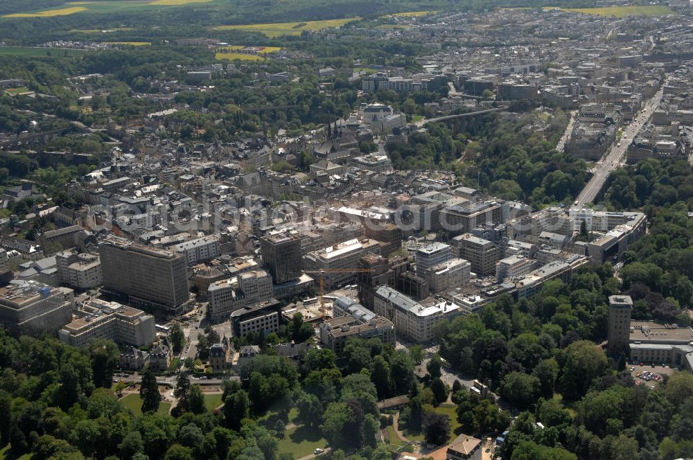 Aerial image LUXEMBURG - Die Stadt Luxemburg (frz. Luxembourg, lux. Lëtzebuerg) ist Hauptstadt und gleichzeitig die größte Stadt des Großherzogtums Luxemburg. Sie ist Verwaltungssitz des gleichnamigen Distrikts und Kantons. Luxemburg ist ein bedeutender Finanzplatz als zugleich dritter Regierungssitz der Europäischen Union.