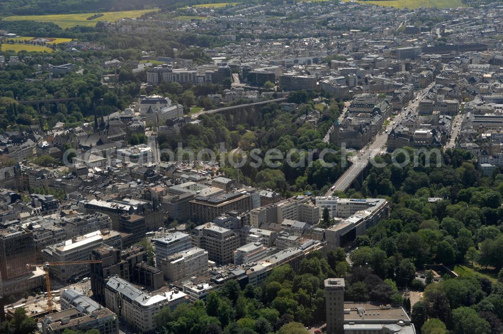 LUXEMBURG from above - Die Stadt Luxemburg (frz. Luxembourg, lux. Lëtzebuerg) ist Hauptstadt und gleichzeitig die größte Stadt des Großherzogtums Luxemburg. Sie ist Verwaltungssitz des gleichnamigen Distrikts und Kantons. Luxemburg ist ein bedeutender Finanzplatz als zugleich dritter Regierungssitz der Europäischen Union.