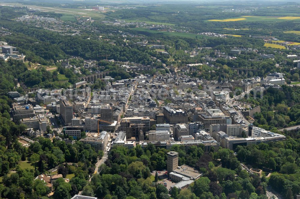 LUXEMBURG from the bird's eye view: Die Stadt Luxemburg (frz. Luxembourg, lux. Lëtzebuerg) ist Hauptstadt und gleichzeitig die größte Stadt des Großherzogtums Luxemburg. Sie ist Verwaltungssitz des gleichnamigen Distrikts und Kantons. Luxemburg ist ein bedeutender Finanzplatz als zugleich dritter Regierungssitz der Europäischen Union.