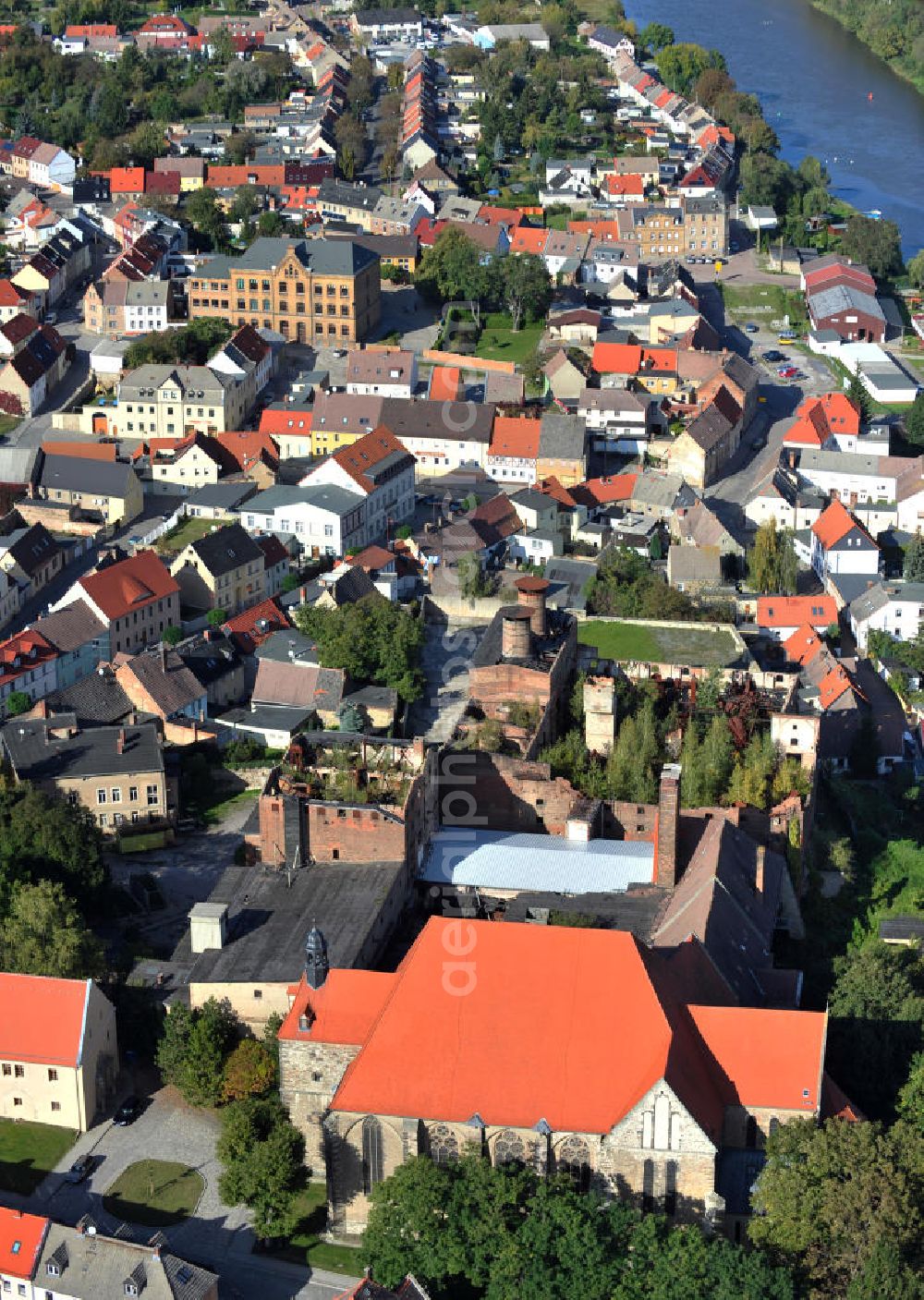 Nienburg / Saale from the bird's eye view: Nienburg is a city in Salzland county in Saxony-Anhalt. The city is located in the Lower Saale Valley Nature Park. In the foreground, the palace church can be seen