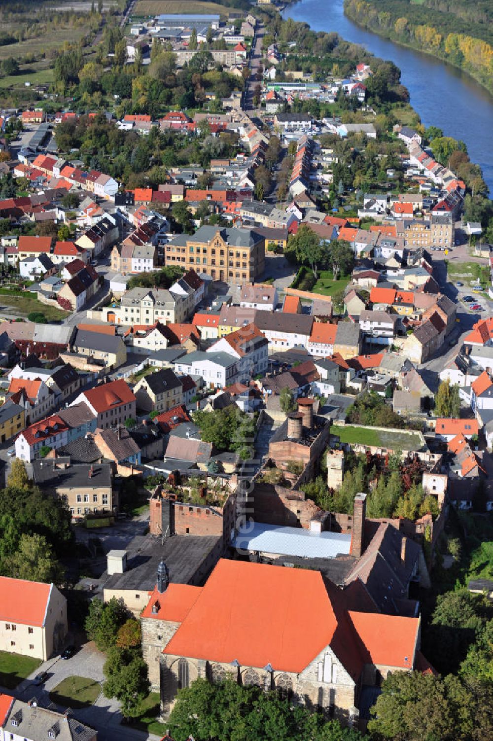 Aerial image Nienburg / Saale - Nienburg is a city in Salzland county in Saxony-Anhalt. The city is located in the Lower Saale Valley Nature Park. In the foreground, the palace church can be seen