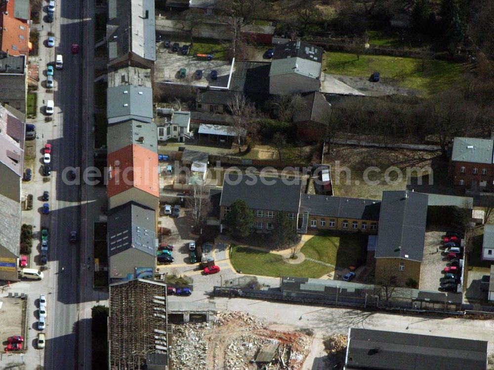 Aerial photograph Bernau - 06.04.2006 Bernau; Die Stadtbibliothek Bernau steht als Medien- und Informationszentrum allen Bürgerinnen und Bürgern offen. Sie finden uns in den Räumen eines restaurierten Fabrikgebäudes auf dem Kulturhof an der Breitscheidstraße 43 b. 16321 Bernau bei Berlin, Telefon: (0 33 38) 76 35 20, Fax: (0 33 38 ) 76 35 21, E-Mail: stadtbibliothek@bernau-bei-berlin.de