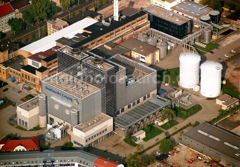 Leipzig / Sachsen from above - Bereits seit 1998 nahmen die Stadtwerke Leipzig mit dem Standort Heizkraftwerk Nord am freiwilligen System für Öko-Audits der EU (EMAS) teil und waren damit das erste energieerzeugende Unternehmen in Sachsen, das die ökologischen Auswirkungen der Strom- und Wärmeerzeugung nach europäischen Maßstäben untersuchte. Firma: Stadtwerke Leipzig GmbH, Postfach 10 06 14, 04006 Leipzig, Hauptsitz: Eutritzscher Straße 17 - 19, 04105 Leipzig