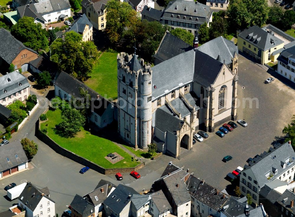 Münstermaifeld from the bird's eye view: The Collegiate Church of St. Martin and St. Severus Church, the former Abbey of St. Martin and St. Severus in Münstermaifeld in the district Mayen-Koblenz. The 12th of the to 13 -Century Romanesque-Gothic church is Maifeld Munster as described. The Collegiate Church of St. Martin and St. Severus is a protected cultural property to the Hague Convention