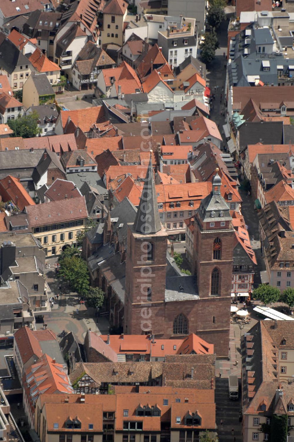 Neustadt an der Weinstraße from above - Blick auf die Stiftskirche. Sie wurde im 14. Jahrhundert durch den Kurfürst Ruprecht I. erbaut. Da die Kirche nach der Reformation sowohl für den katholischen als auch den protestantischen Gottesdienst genutzt wurde, zog man 1714 eine Trennwand ein. Diese ist bis heute erhalten, alledings wurde 1984 eine Verbindungstür eingebaut.