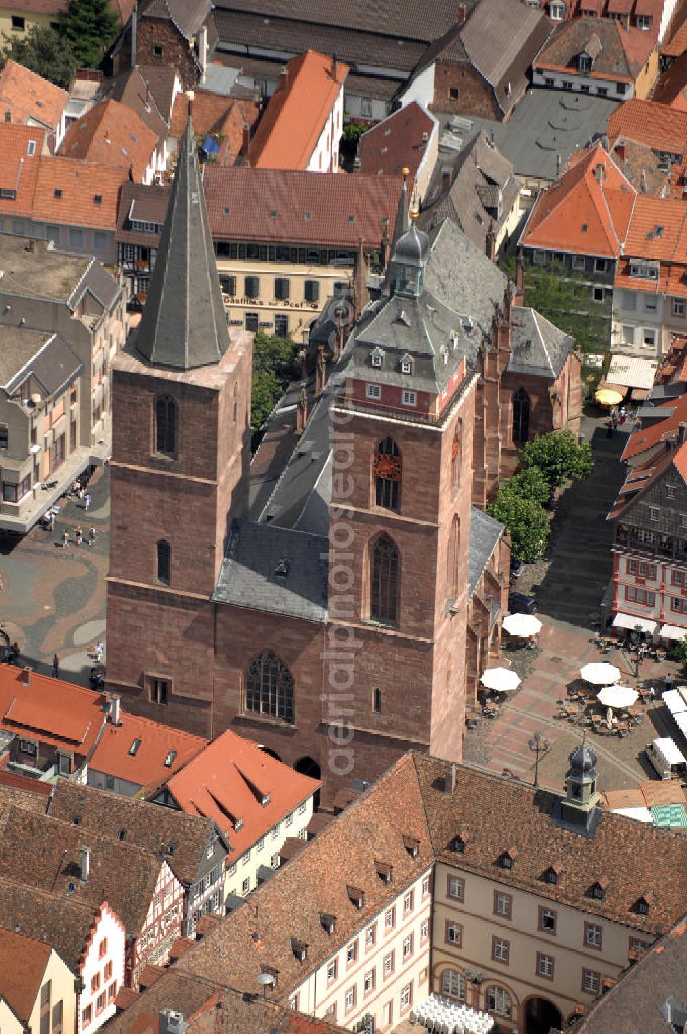 Neustadt an der Weinstraße from the bird's eye view: Blick auf die Stiftskirche. Sie wurde im 14. Jahrhundert durch den Kurfürst Ruprecht I. erbaut. Da die Kirche nach der Reformation sowohl für den katholischen als auch den protestantischen Gottesdienst genutzt wurde, zog man 1714 eine Trennwand ein. Diese ist bis heute erhalten, alledings wurde 1984 eine Verbindungstür eingebaut.