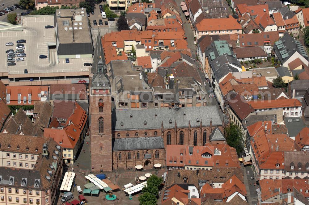 Aerial image Neustadt an der Weinstraße - Blick auf die Stiftskirche. Sie wurde im 14. Jahrhundert durch den Kurfürst Ruprecht I. erbaut. Da die Kirche nach der Reformation sowohl für den katholischen als auch den protestantischen Gottesdienst genutzt wurde, zog man 1714 eine Trennwand ein. Diese ist bis heute erhalten, alledings wurde 1984 eine Verbindungstür eingebaut.