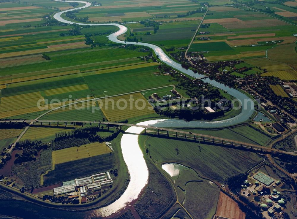 Itzehoe from the bird's eye view: The river Stör in the city of Itzehoe in the state of Schleswig-Holstein. View of the run of the river in the South West part of the city. The large bridge is part of the federal highway B5