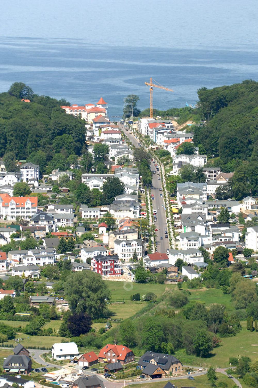 Baabe from above - Blick auf die Strandstraße. Angelegt wurde sie 1913, als das damalige Fischerdorf in einen Bade- und Kurort umgebaut wurde. Der Boulevard bietet Einkaufsmöglichkeiten, sowie Hotels und Restaurants. Kontakt: Kurverwaltung