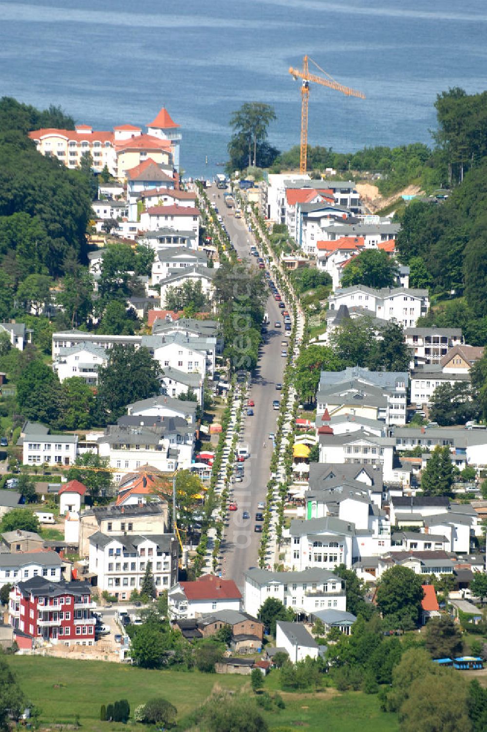 Baabe from the bird's eye view: Blick auf die Strandstraße. Angelegt wurde sie 1913, als das damalige Fischerdorf in einen Bade- und Kurort umgebaut wurde. Der Boulevard bietet Einkaufsmöglichkeiten, sowie Hotels und Restaurants. Kontakt: Kurverwaltung