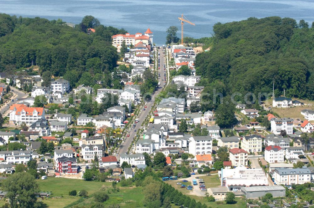 Aerial image Baabe - Blick auf die Strandstraße. Angelegt wurde sie 1913, als das damalige Fischerdorf in einen Bade- und Kurort umgebaut wurde. Der Boulevard bietet Einkaufsmöglichkeiten, sowie Hotels und Restaurants. Kontakt: Kurverwaltung