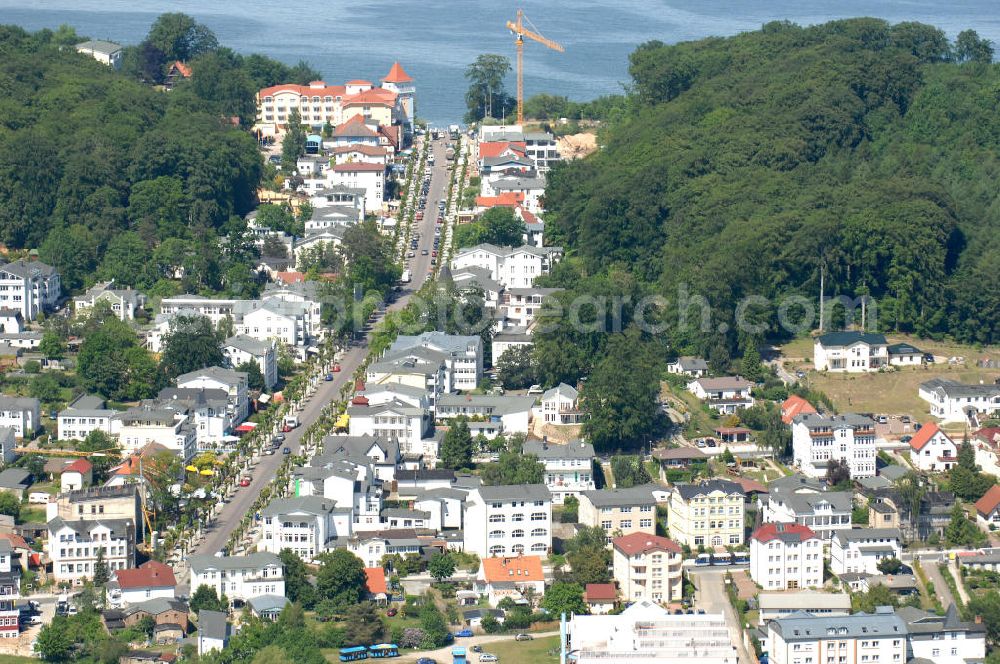 Aerial photograph Baabe - Blick auf die Strandstraße. Angelegt wurde sie 1913, als das damalige Fischerdorf in einen Bade- und Kurort umgebaut wurde. Der Boulevard bietet Einkaufsmöglichkeiten, sowie Hotels und Restaurants. Kontakt: Kurverwaltung