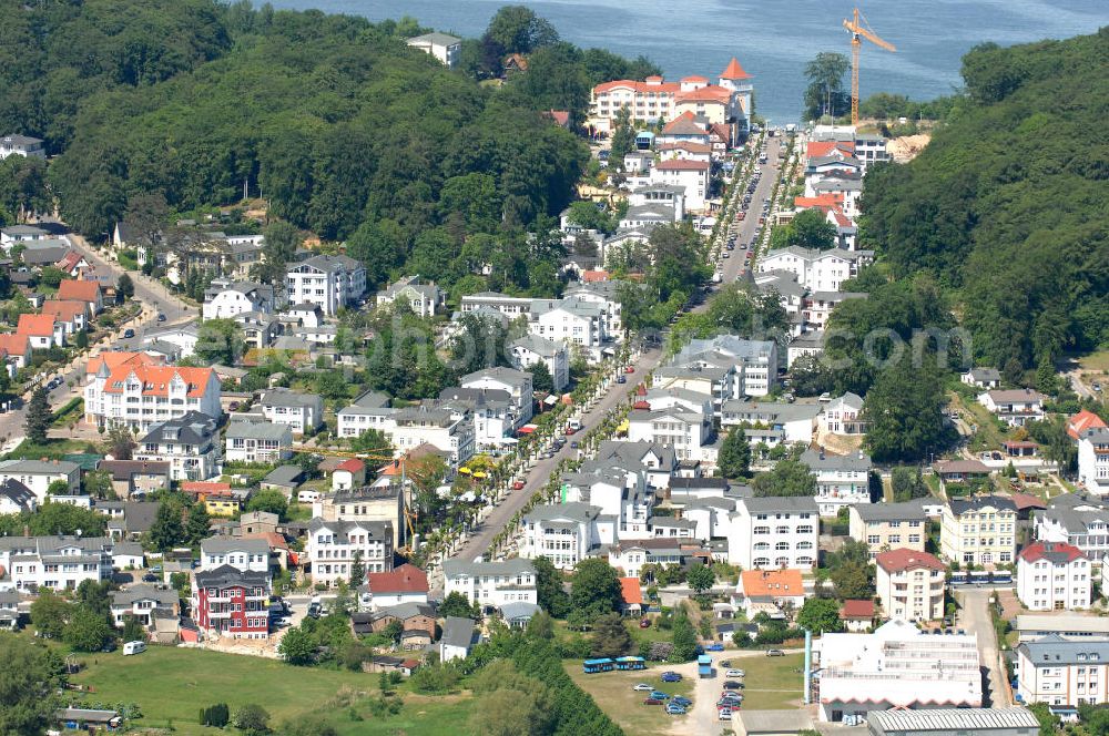 Baabe from above - Blick auf die Strandstraße. Angelegt wurde sie 1913, als das damalige Fischerdorf in einen Bade- und Kurort umgebaut wurde. Der Boulevard bietet Einkaufsmöglichkeiten, sowie Hotels und Restaurants. Kontakt: Kurverwaltung