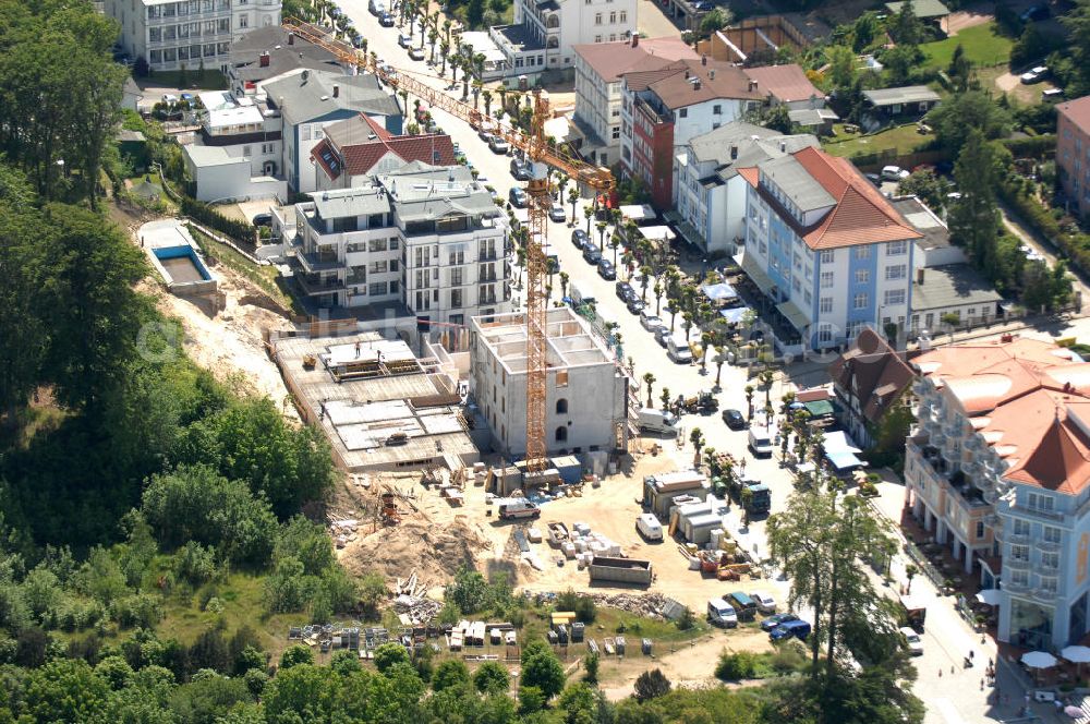 Baabe from the bird's eye view: Blick auf die Strandstraße. Angelegt wurde sie 1913, als das damalige Fischerdorf in einen Bade- und Kurort umgebaut wurde. Der Boulevard bietet Einkaufsmöglichkeiten, sowie Hotels und Restaurants. Kontakt: Kurverwaltung