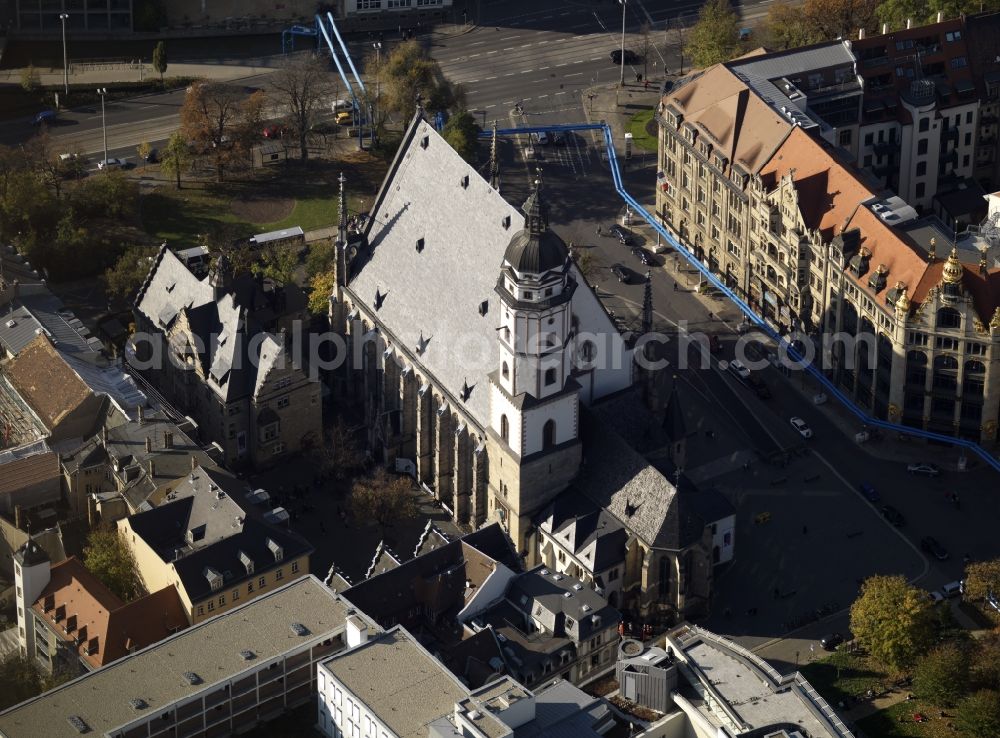 Aerial photograph Leipzig - The St. Thomas Church in Leipzig is one of the two main churches in the city and to be the site of Johann Sebastian Bach and the world famous Boys Choir. Over the centuries the church underwent several alterations and additions, most significant here is the octagonal tower of the Renaissance period. After almost a completely new building, the church was on 10 April 1496 rededicated. On the occasion of the Bach year 1950, the remains of Bach, who was here from 1723 until his death in 1750 Thomas cantor, were transferred from the destroyed Church of St. John