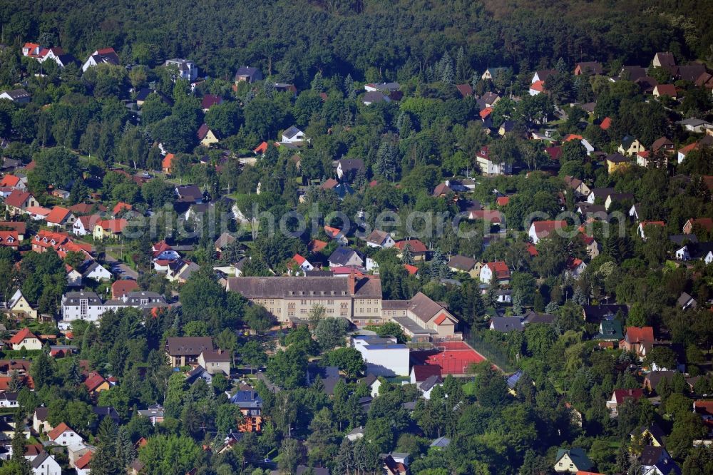 Aerial image Berlin - The Ulmen elementary school in the Kaulsdorf part of the district of Marzahn - Hellersdorf in Berlin. The public school is one of thirty in the district and is located on Ulmenstraße. View of the main building, the school yard and the sports ground