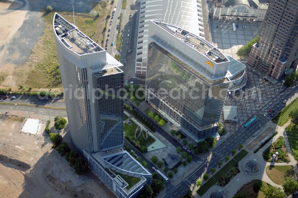 Aerial image Frankfurt am Main - Blick auf die beiden Frankfurter Hochhäuser Kastor und Pollux. Die ungleichen Zwillinge wurden nach den Dioskuren der griechischen Mythologie Kastor und Pollux benannt und wurden 1997 errichtet. Kastor & Pollux, Platz der Einheit 1, 60327 Frankfurt am Main; Regus GmbH & Co. KG, Komplementär: RegusVerwaltungs GmbH, Geschäftsführer: Mark Dixon, Anschrift: An der Welle 4, 60322 Frankfurt am Main, Hausanschrift: Prinzenallee 7, 40549 Düsseldorf, Tel. +49(0)211 52025 0, Fax +49(0)211 52025 370 Email: germany@regus.com