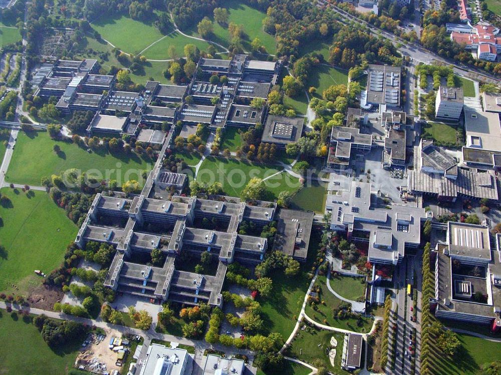 Regensburg / Bayern from the bird's eye view: Die 1967/68 gegründete Universität Regensburg hat eine Gesamtfläche von 2,2 qkm,ca. 16.127 Studierende, 4200 Beschäftigte (einschl. Klinikum) davon sind 312 Professoren . Anschrift: 93040 Regensburg Hausadresse: Universitätsstraße 31, 93053 Regensburg; Tel.:(0941) 943-01 fax: (0941) 943-23 05