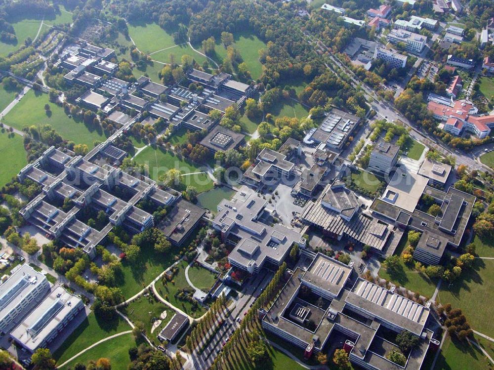 Aerial image Regensburg / Bayern - Die 1967/68 gegründete Universität Regensburg hat eine Gesamtfläche von 2,2 qkm,ca. 16.127 Studierende, 4200 Beschäftigte (einschl. Klinikum) davon sind 312 Professoren . Anschrift: 93040 Regensburg Hausadresse: Universitätsstraße 31, 93053 Regensburg; Tel.:(0941) 943-01 fax: (0941) 943-23 05