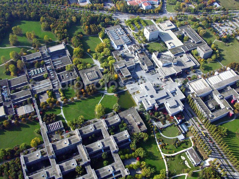 Aerial photograph Regensburg / Bayern - Die 1967/68 gegründete Universität Regensburg hat eine Gesamtfläche von 2,2 qkm,ca. 16.127 Studierende, 4200 Beschäftigte (einschl. Klinikum) davon sind 312 Professoren . Anschrift: 93040 Regensburg Hausadresse: Universitätsstraße 31, 93053 Regensburg; Tel.:(0941) 943-01 fax: (0941) 943-23 05