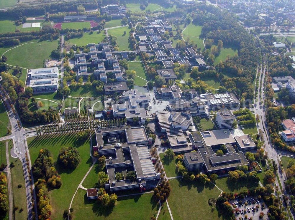 Regensburg / Bayern from above - Die 1967/68 gegründete Universität Regensburg hat eine Gesamtfläche von 2,2 qkm,ca. 16.127 Studierende, 4200 Beschäftigte (einschl. Klinikum) davon sind 312 Professoren . Anschrift: 93040 Regensburg Hausadresse: Universitätsstraße 31, 93053 Regensburg; Tel.:(0941) 943-01 fax: (0941) 943-23 05