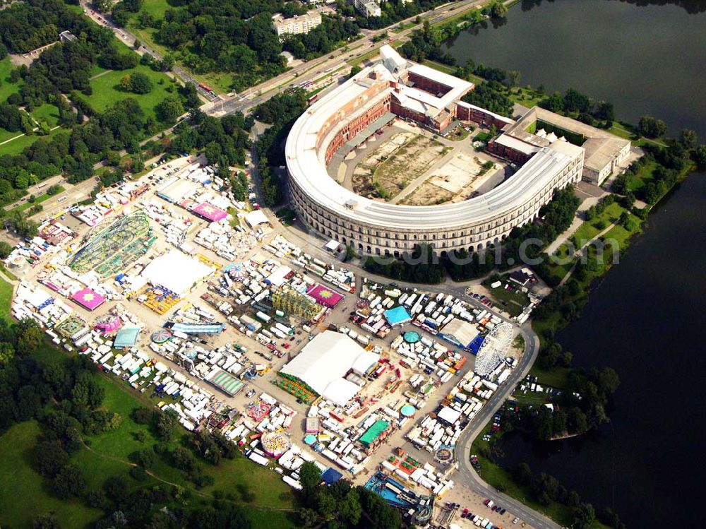 Nürnberg from above - 27.08.2005 Nürnberg; Die unvollendete Kongresshalle auf dem ehem. Reichsparteitagsgelände in Nürnberg mit eine Rummel.