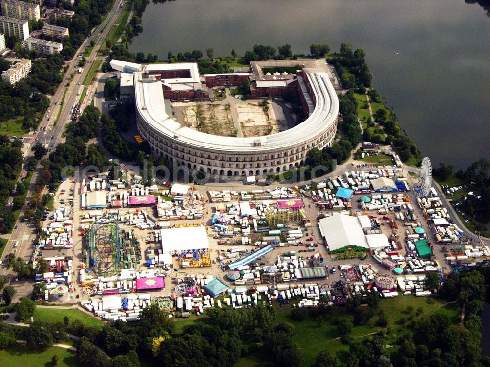 Nürnberg from the bird's eye view: 27.08.2005 Nürnberg; Die unvollendete Kongresshalle auf dem ehem. Reichsparteitagsgelände in Nürnberg mit eine Rummel.