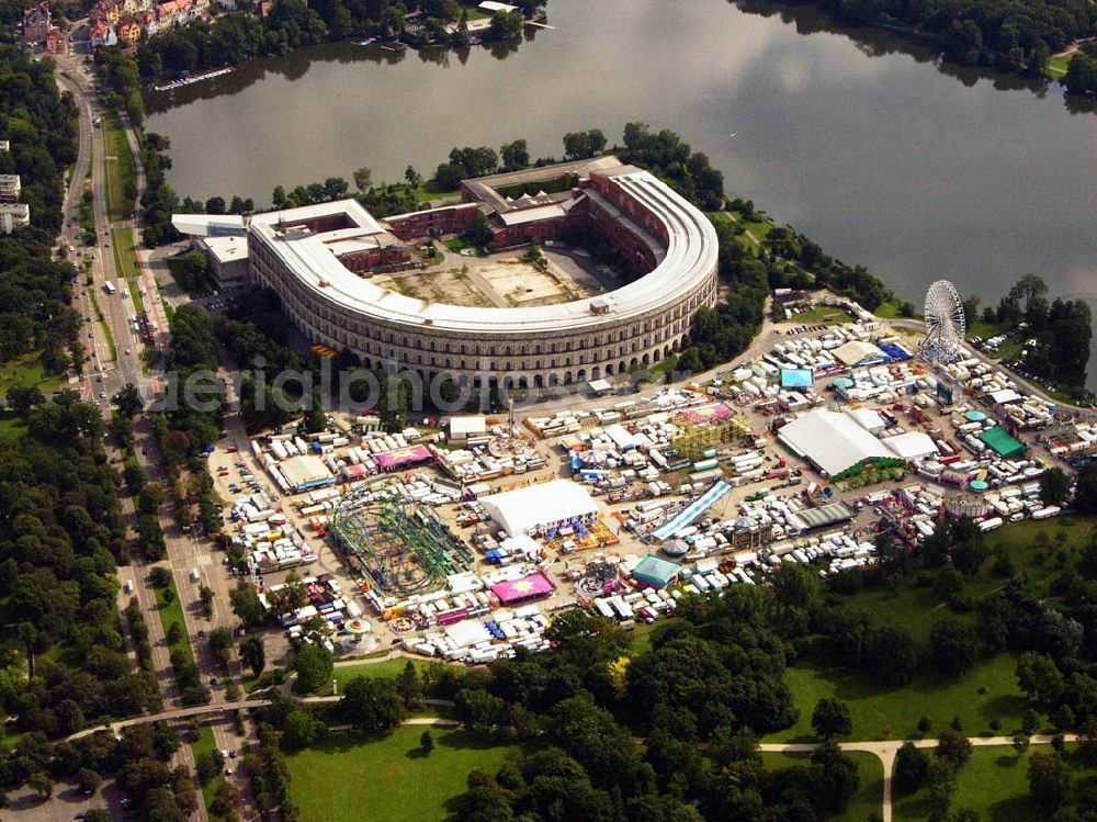 Aerial photograph Nürnberg - 27.08.2005 Nürnberg; Die unvollendete Kongresshalle auf dem ehem. Reichsparteitagsgelände in Nürnberg mit eine Rummel.