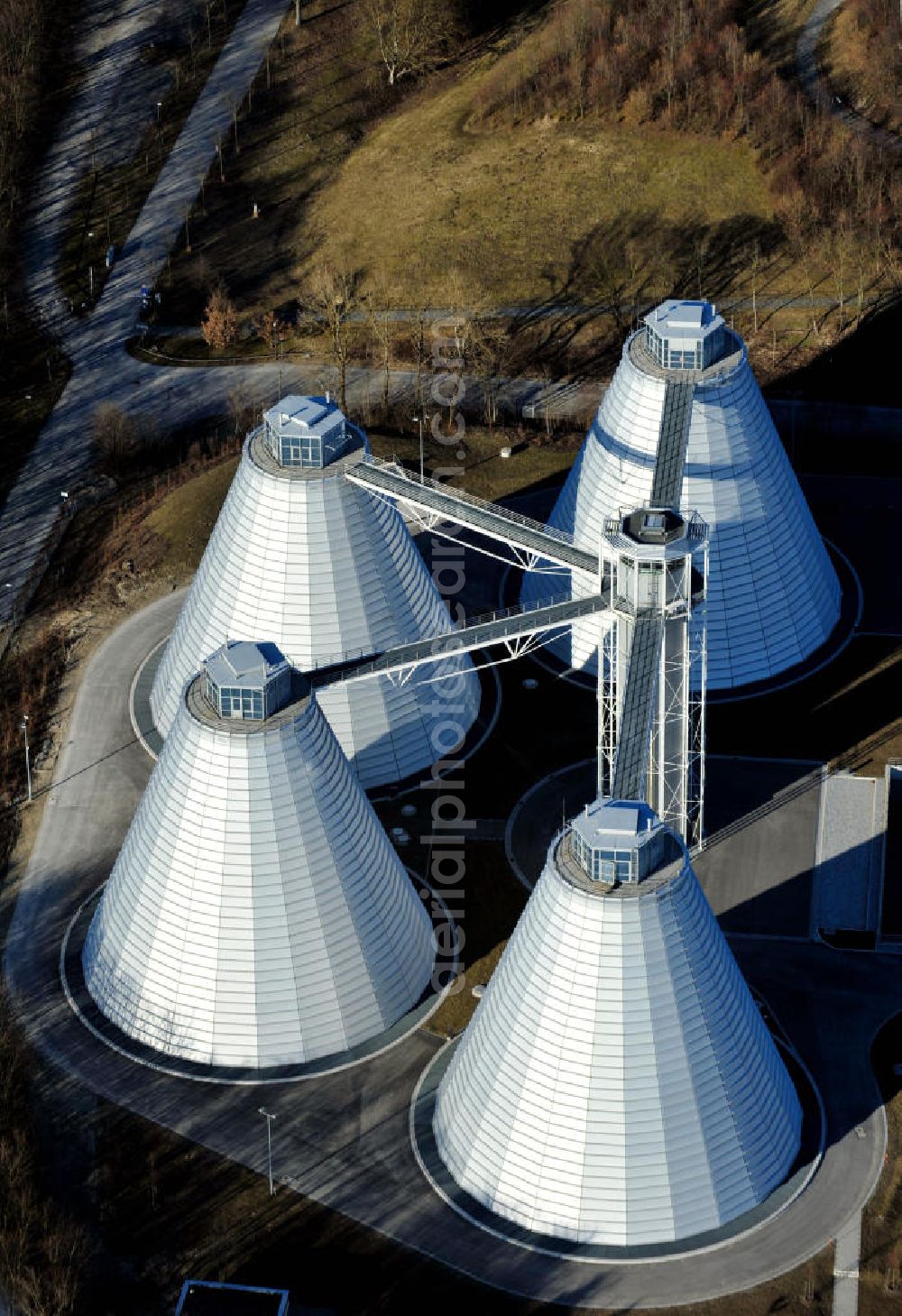 Aerial image München-Fröttmaning - Die vier neuen Faulbehälter des Klärwerks Gut Großlappen an der Freisinger Landstraße in München. Der Bau der Behälter war ein Projekt der Wayss & Freytag Ingenieurbau AG. The four new digester tanks of the sewage treatment plant Gut Großlappen at the Freisinger Landstrasse in Munich.