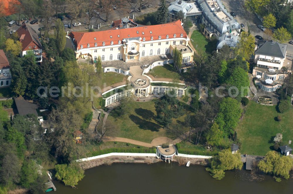 Aerial photograph Berlin - Blick auf die Villa Konschewski (auch Oskar-Kaufmann-Villa, 1923) in Berlin-Grunewald. Ein eindrucksvoller Bau ist die mehrteilige und restaurierte Villa Konschewski von 1923 am Gottfried-von-Cramm-Weg 33/37, deren ausgedehnte und geschützte Gartenanlage sich in Terrassen zum Ostufer des Hundekehlesees herunterzieht. Bauherr war Moritz Konschewski, Direktor einer pommerschen Papierfabrik. Das Baudenkmal wird gelegentlich auch nach ihrem Architekten als „Oskar-Kaufmann-Villa“ bezeichnet.