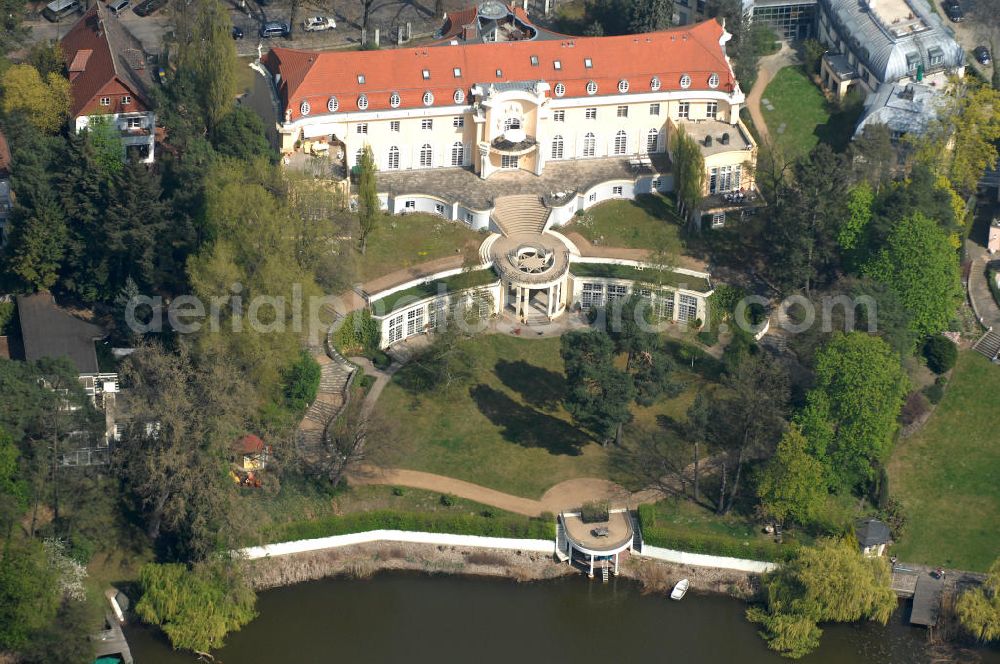 Berlin from above - Blick auf die Villa Konschewski (auch Oskar-Kaufmann-Villa, 1923) in Berlin-Grunewald. Ein eindrucksvoller Bau ist die mehrteilige und restaurierte Villa Konschewski von 1923 am Gottfried-von-Cramm-Weg 33/37, deren ausgedehnte und geschützte Gartenanlage sich in Terrassen zum Ostufer des Hundekehlesees herunterzieht. Bauherr war Moritz Konschewski, Direktor einer pommerschen Papierfabrik. Das Baudenkmal wird gelegentlich auch nach ihrem Architekten als „Oskar-Kaufmann-Villa“ bezeichnet.