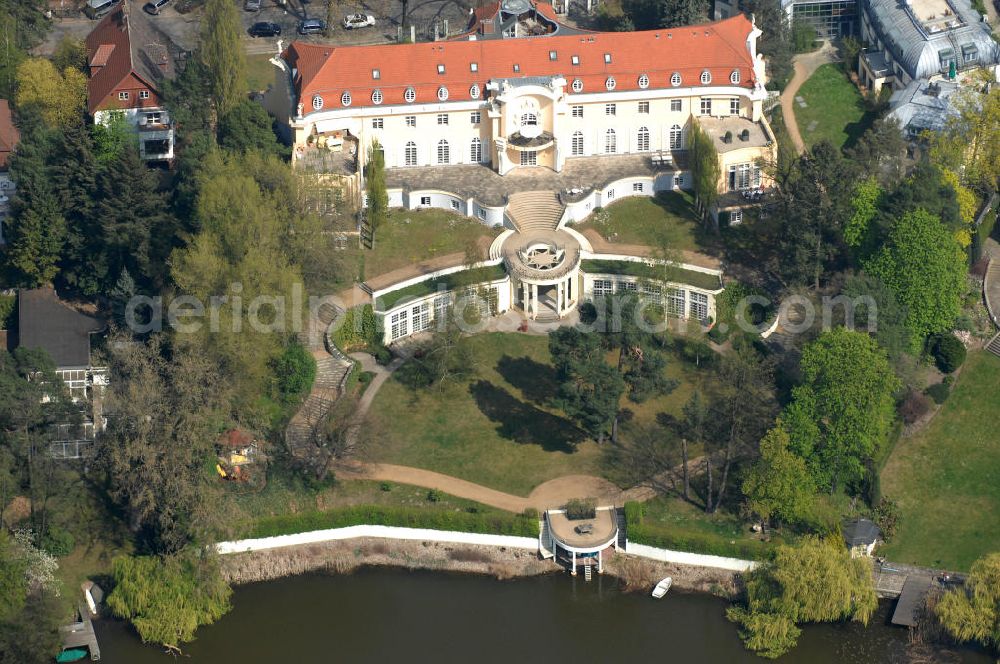 Berlin from the bird's eye view: Blick auf die Villa Konschewski (auch Oskar-Kaufmann-Villa, 1923) in Berlin-Grunewald. Ein eindrucksvoller Bau ist die mehrteilige und restaurierte Villa Konschewski von 1923 am Gottfried-von-Cramm-Weg 33/37, deren ausgedehnte und geschützte Gartenanlage sich in Terrassen zum Ostufer des Hundekehlesees herunterzieht. Bauherr war Moritz Konschewski, Direktor einer pommerschen Papierfabrik. Das Baudenkmal wird gelegentlich auch nach ihrem Architekten als „Oskar-Kaufmann-Villa“ bezeichnet.