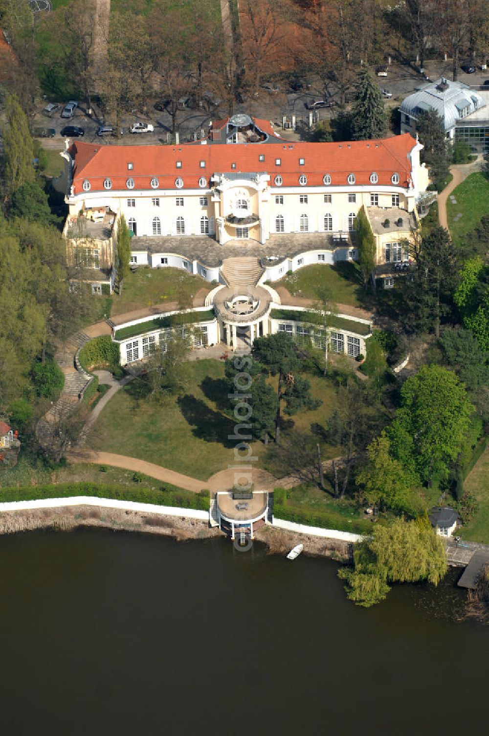 Aerial image Berlin - Blick auf die Villa Konschewski (auch Oskar-Kaufmann-Villa, 1923) in Berlin-Grunewald. Ein eindrucksvoller Bau ist die mehrteilige und restaurierte Villa Konschewski von 1923 am Gottfried-von-Cramm-Weg 33/37, deren ausgedehnte und geschützte Gartenanlage sich in Terrassen zum Ostufer des Hundekehlesees herunterzieht. Bauherr war Moritz Konschewski, Direktor einer pommerschen Papierfabrik. Das Baudenkmal wird gelegentlich auch nach ihrem Architekten als „Oskar-Kaufmann-Villa“ bezeichnet.