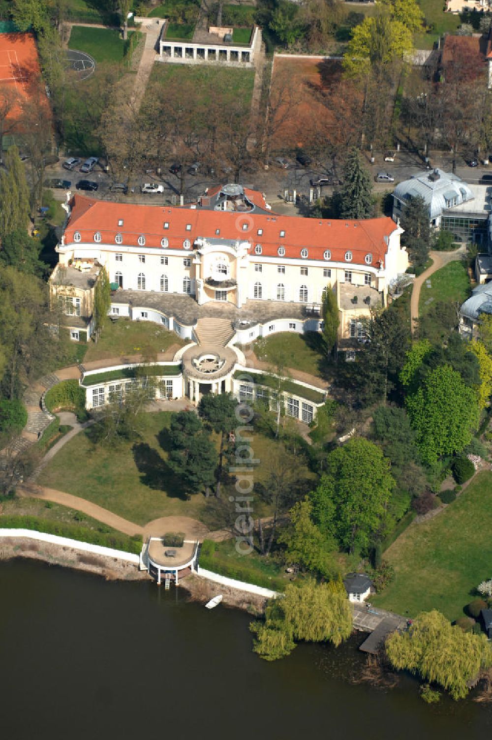 Aerial photograph Berlin - Blick auf die Villa Konschewski (auch Oskar-Kaufmann-Villa, 1923) in Berlin-Grunewald. Ein eindrucksvoller Bau ist die mehrteilige und restaurierte Villa Konschewski von 1923 am Gottfried-von-Cramm-Weg 33/37, deren ausgedehnte und geschützte Gartenanlage sich in Terrassen zum Ostufer des Hundekehlesees herunterzieht. Bauherr war Moritz Konschewski, Direktor einer pommerschen Papierfabrik. Das Baudenkmal wird gelegentlich auch nach ihrem Architekten als „Oskar-Kaufmann-Villa“ bezeichnet.