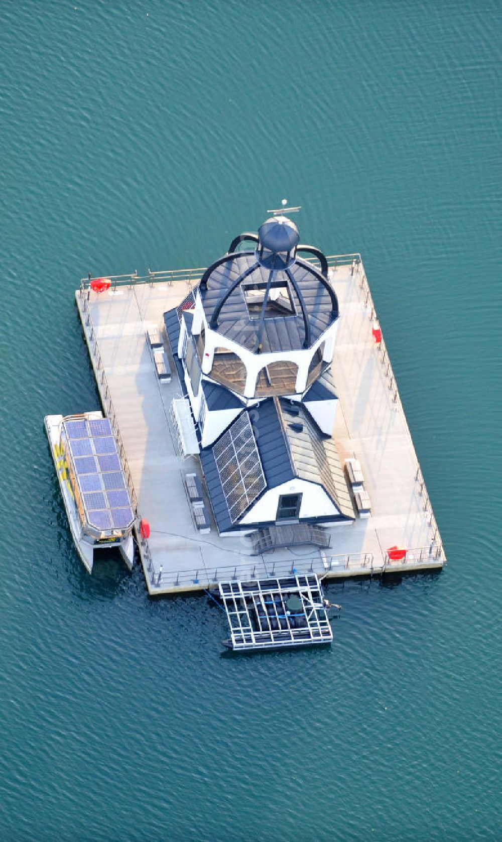 Aerial image Störmthal - Die schwimmende Gebäude Vineta auf dem Störmthaler See ist ein Projekt der Künstlerinitiative Kunst statt Kohle . Das Gebäude ähnelt architektonisch einem Sakralbau und soll an die Kirche des dem Braunkohle-Tagebau gewichenen Ortes Magdeborn erinnern. Vineta on sea Störmthaler See is a project of artists' initiative Kunst statt Kohle. Standing on a swimming foundation, the buildings structure is based on sacred architecture and is supposed to remember the church of former village Magdeborn, which was destroyed by surface mining.