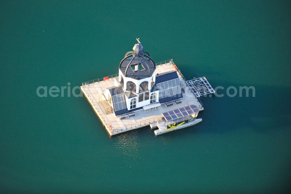 Störmthal from the bird's eye view: Die schwimmende Gebäude Vineta auf dem Störmthaler See ist ein Projekt der Künstlerinitiative Kunst statt Kohle . Das Gebäude ähnelt architektonisch einem Sakralbau und soll an die Kirche des dem Braunkohle-Tagebau gewichenen Ortes Magdeborn erinnern. Vineta on sea Störmthaler See is a project of artists' initiative Kunst statt Kohle. Standing on a swimming foundation, the buildings structure is based on sacred architecture and is supposed to remember the church of former village Magdeborn, which was destroyed by surface mining.