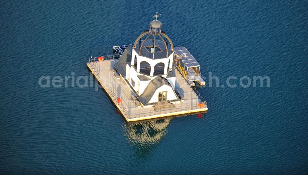 Störmthal from above - Die schwimmende Gebäude Vineta auf dem Störmthaler See ist ein Projekt der Künstlerinitiative Kunst statt Kohle . Das Gebäude ähnelt architektonisch einem Sakralbau und soll an die Kirche des dem Braunkohle-Tagebau gewichenen Ortes Magdeborn erinnern. Vineta on sea Störmthaler See is a project of artists' initiative Kunst statt Kohle. Standing on a swimming foundation, the buildings structure is based on sacred architecture and is supposed to remember the church of former village Magdeborn, which was destroyed by surface mining.