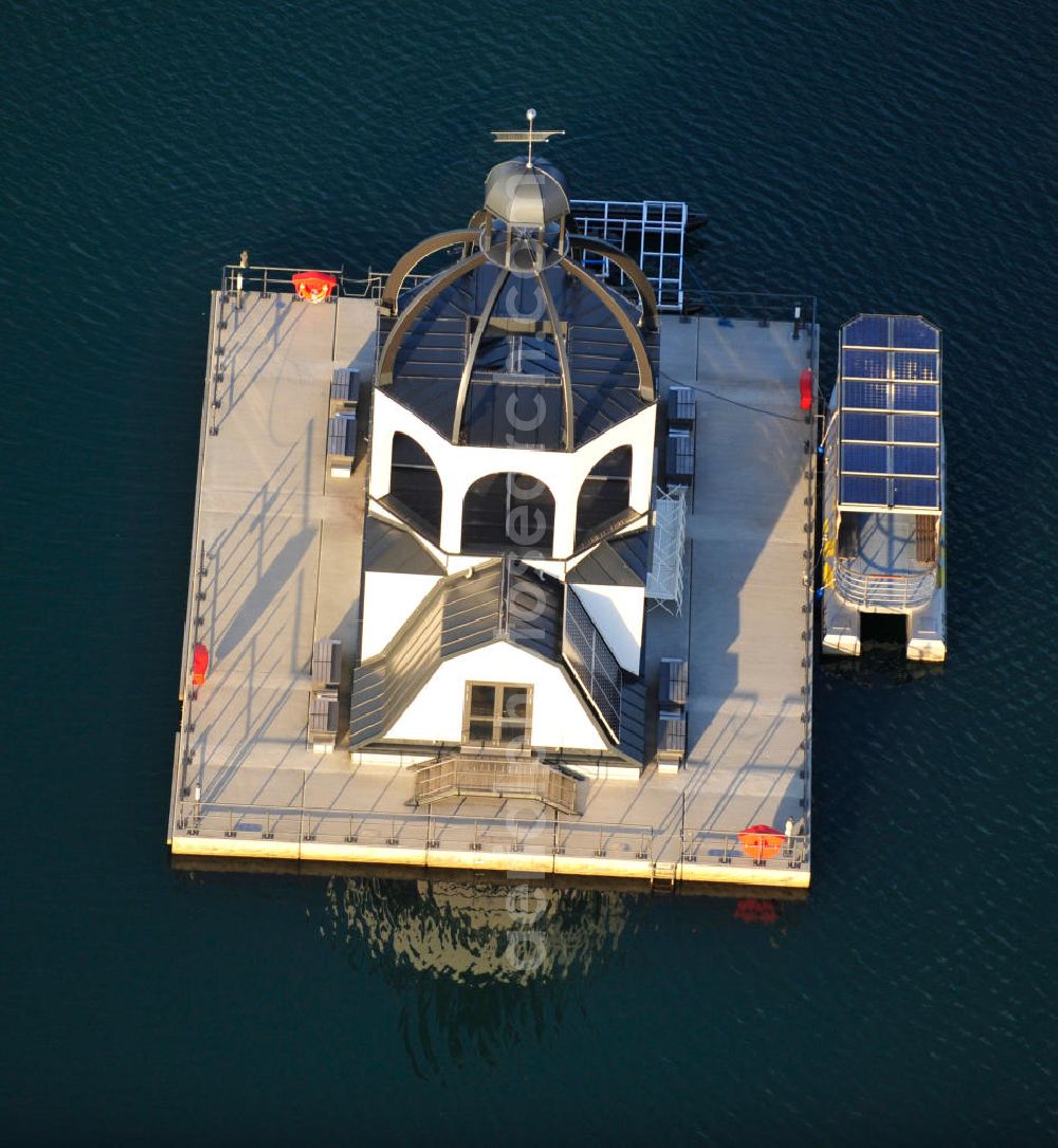 Aerial image Störmthal - Die schwimmende Gebäude Vineta auf dem Störmthaler See ist ein Projekt der Künstlerinitiative Kunst statt Kohle . Das Gebäude ähnelt architektonisch einem Sakralbau und soll an die Kirche des dem Braunkohle-Tagebau gewichenen Ortes Magdeborn erinnern. Vineta on sea Störmthaler See is a project of artists' initiative Kunst statt Kohle. Standing on a swimming foundation, the buildings structure is based on sacred architecture and is supposed to remember the church of former village Magdeborn, which was destroyed by surface mining.