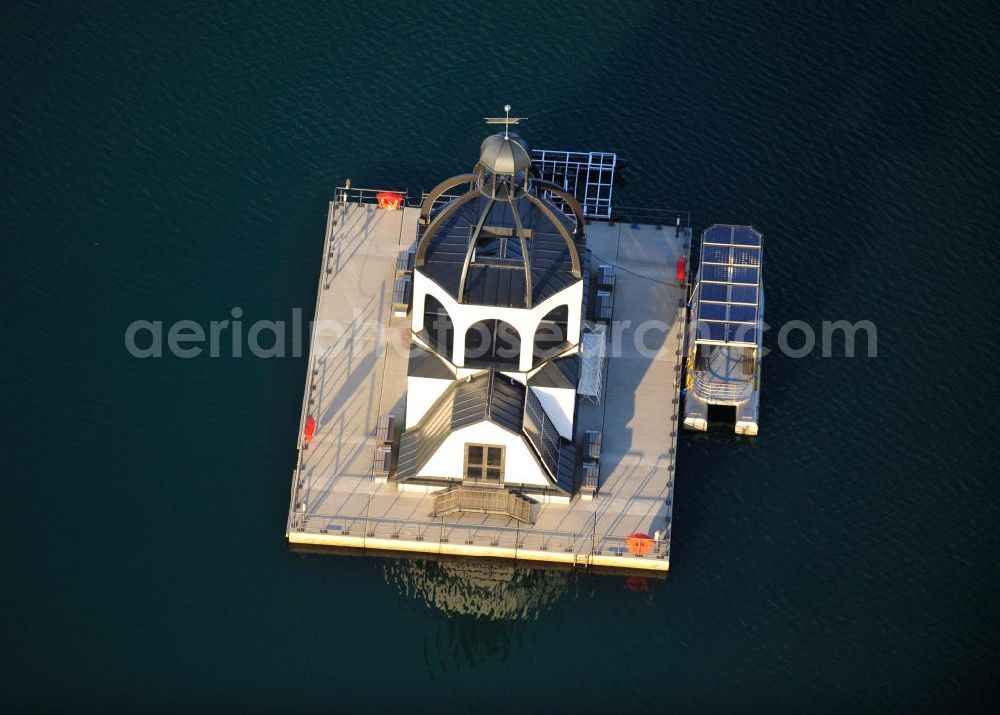 Aerial photograph Störmthal - Die schwimmende Gebäude Vineta auf dem Störmthaler See ist ein Projekt der Künstlerinitiative Kunst statt Kohle . Das Gebäude ähnelt architektonisch einem Sakralbau und soll an die Kirche des dem Braunkohle-Tagebau gewichenen Ortes Magdeborn erinnern. Vineta on sea Störmthaler See is a project of artists' initiative Kunst statt Kohle. Standing on a swimming foundation, the buildings structure is based on sacred architecture and is supposed to remember the church of former village Magdeborn, which was destroyed by surface mining.